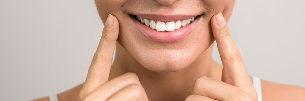 Weißes Lächeln schöne Zähne einer Frau