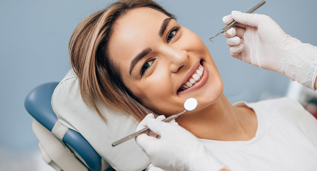 lächelnde Frau beim Zahnarzt