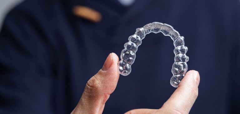 Für wen ist eine Invisalign-Zahnschiene geeignet?