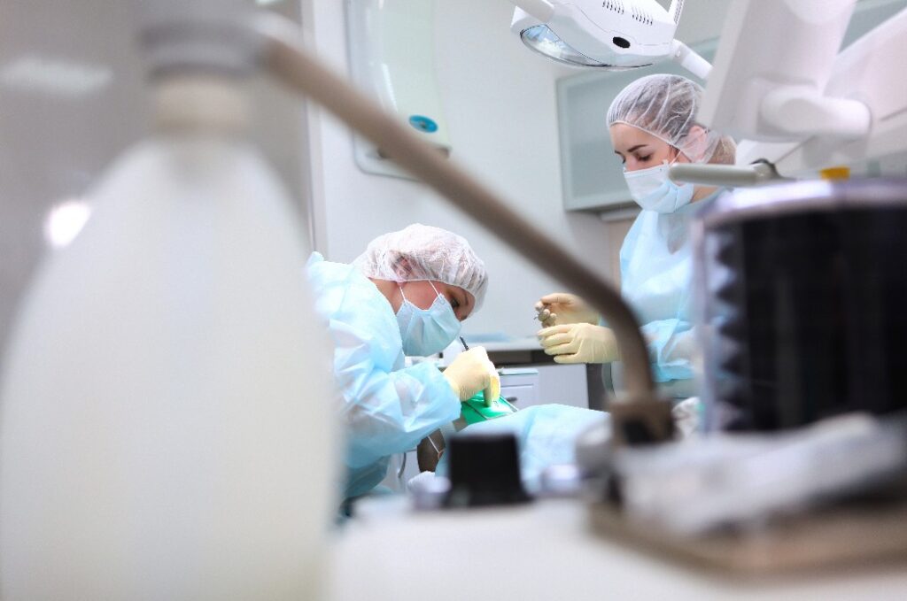 Zahnärzte führen eine Operation zur Entfernung von Karies bei einem kleinen Kind durch. Operation unter Vollnarkose. Das Gerät zur künstlichen Beatmung der Lunge. Foto im Operationssaal. Kopie des Raums.