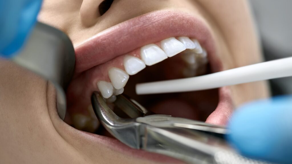 Zahnbehandlung für eine Dame in der Zahnklinik